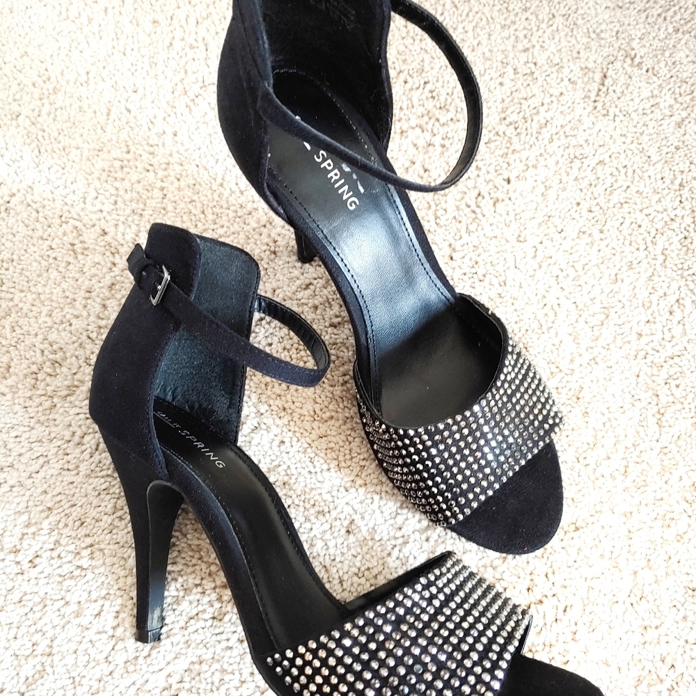 😊 2 / $25 Call it Spring heels